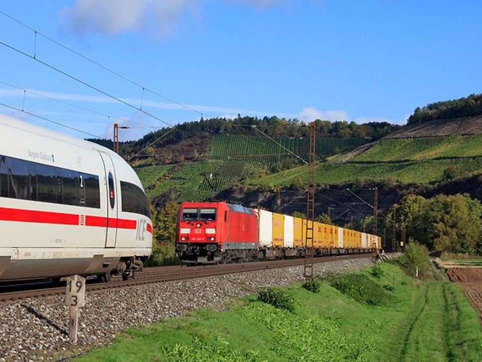 Ein ICE und ein Güterzug fahren aneinander vorbei
