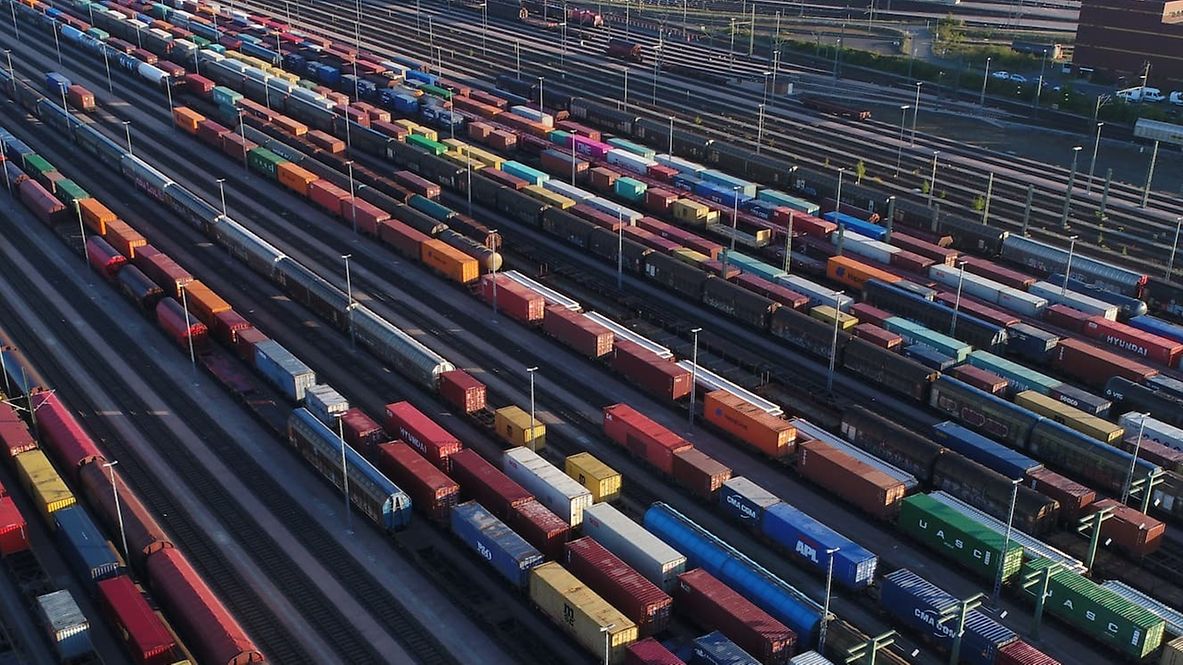 Blick von oben auf einen großen Rangierbahnhof.